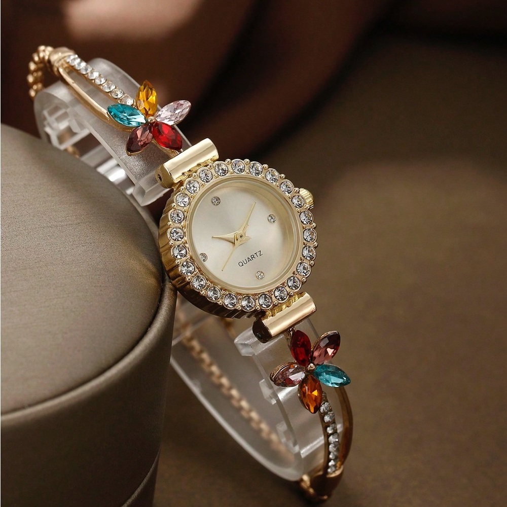 Trendy Quartz Watch With Small Floral Dial